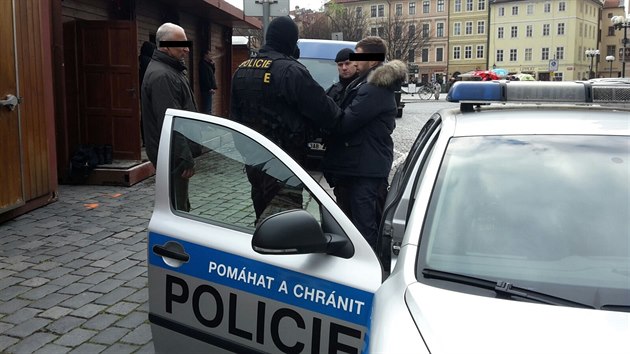 Policisté na Staroměstském náměstí zadrželi několik taxikářů pro podezření z podvodu (24.11.2015).