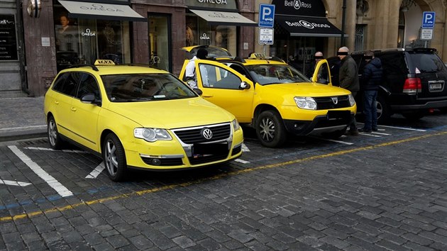 Policisté na Staroměstském náměstí zadrželi několik taxikářů pro podezření z podvodu (24.11.2015).