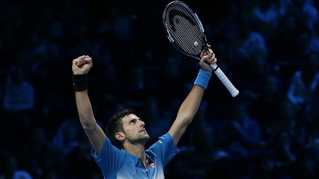 FINALISTA. Srbsk tenista Novak Djokovi zved ruce nad hlavu a oslavuje. Prv se probojoval do finle Turnaje mistr.