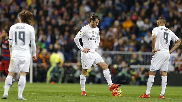 ROZEHRVME. U ZASE... Tuhle innost provdli fotbalist Realu Madrid v domcm zpase s Barcelonou a nedstojn asto. Ve sledovanm zpase toti podlehli vysoko 0:4.