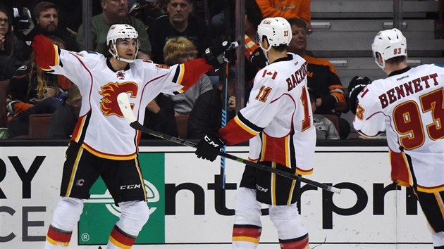 Michael Frolk z Calgary slav gl, s gratulac pijdj Mikael Backlund a Sam Bennett.