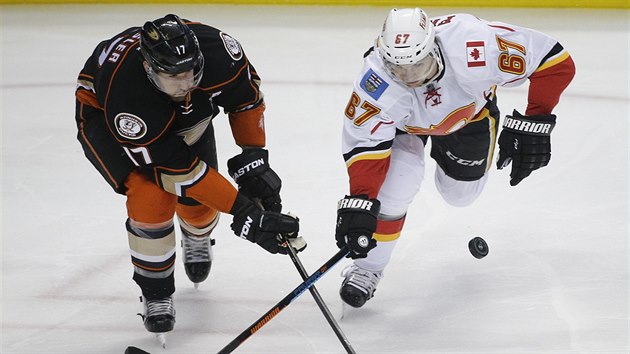 Michael Frolk z Calgary (vpravo) a Ryan Kesler z Anaheimu bojuj o puk.