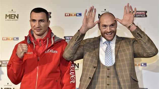 NA TISKOVCE. Vladimir Kli�ko (vlevo) a Tyson Fury p�ed soubojem o titul mistra...