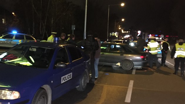Policisté u nehody v pražské Kolbenově ulici zjistili, že za volantem jednoho z vozů seděl pobodaný muž.