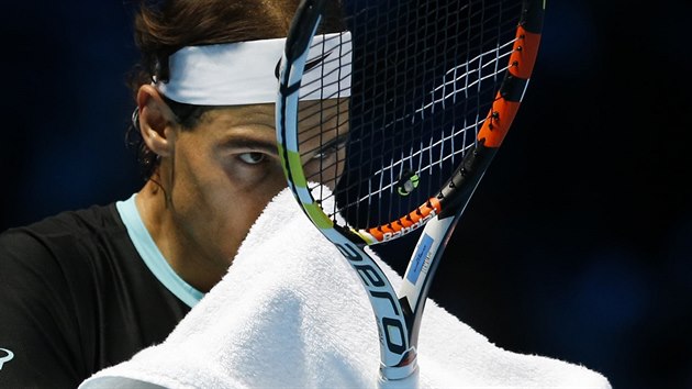 panlsk tenista Rafael Nadal v duelu Turnaje mistr s krajanem Davidem Ferrerem.