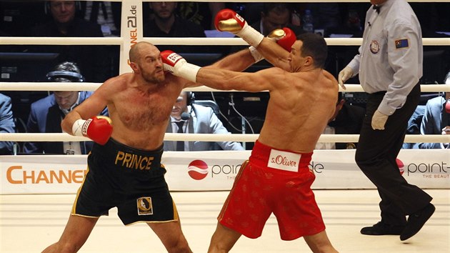 Vladimr Kliko (vpravo) v duelu s Tysonem Furym.