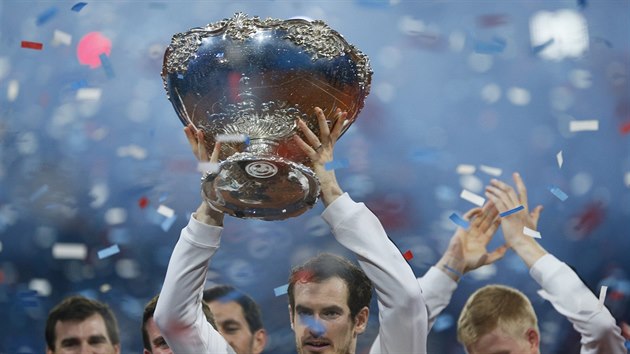 Andy Murray pzuje se saltovou msou, trofej pro vtze Davis Cupu, na kterou ekala Velk Britnie dlouhch 79 let,