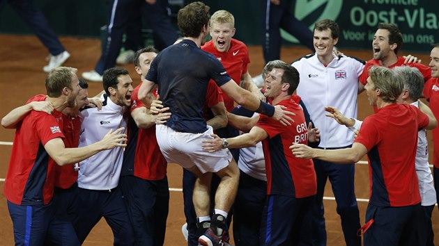 Britsk tm se raduje a oslavuje hlavnho hrdinu finlovho vkendu. Andy Murray se zaslouil temi body o vtzstv v Davis Cupu po dlouhch 79 letech.