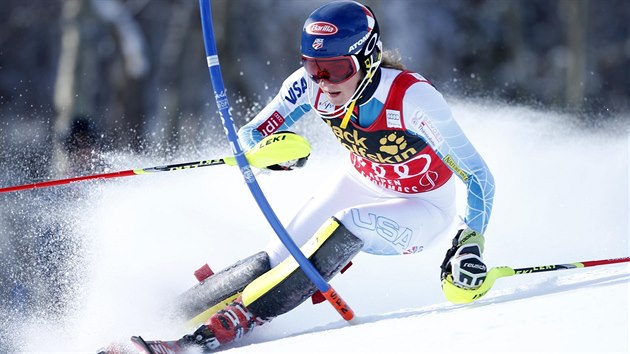 Americk favoritka Mikaela Shiffrinov na trati nedlnho slalomu v Aspenu.