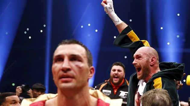 Radost a smutek. Zatmco Tyson Fury slav dobyt boxerskho trnu, Vladimir Kliko mon dum o pinch porky.