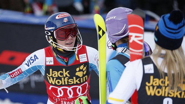 Ti nejlep slalomky z nedlnho zvodu v Aspenu si vzjmn gratuluj. Zleva suvernn vtzka Mikaela Shiffrinov, tet rka Strachov a druh Frida Hnsdotterov.