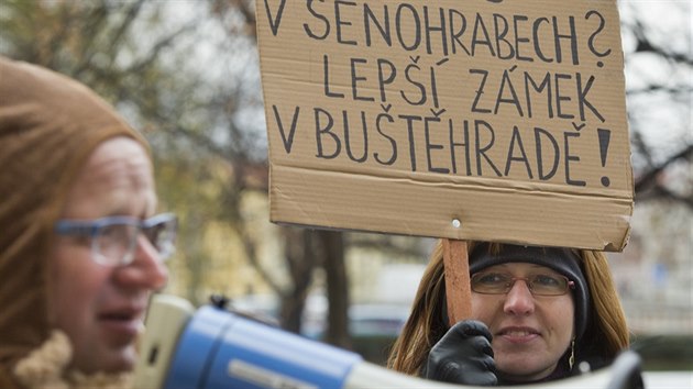 Demonstrace některých středočeských starostů proti údajnému nespravedlivému rozdělování krajských dotací se konala 23. listopadu před Krajským úřadem.