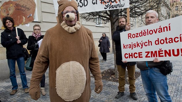 Demonstrace některých středočeských starostů proti údajnému nespravedlivému rozdělování krajských dotací se konala 23. listopadu před Krajským úřadem  ...