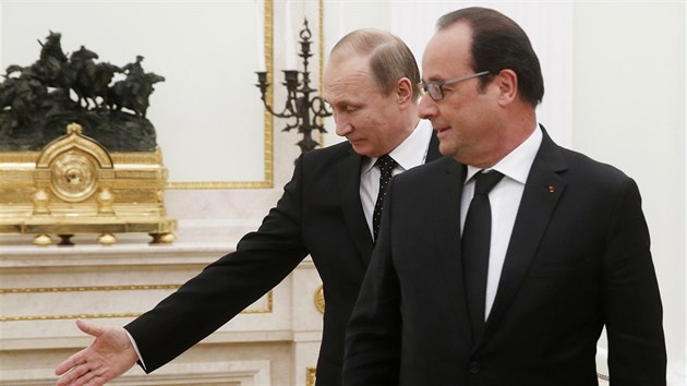 Rusk prezident Vladimr Putin vt francouzskho prezidenta Francoise Hollanda bhem jejich schzky v Kremlu. (26. 11. 2015)