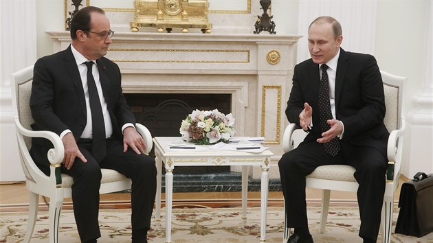Rusk prezident Vladimr Putin s francouzskm prezidentem Francoisem Hollandem bhem tvrten moskevsk schzky. (26. 11. 2015)