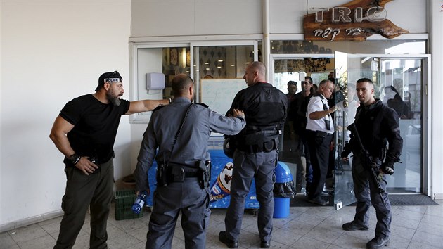 Palestinec ubodal ped obchodem v Tel Avivu dva Izraelce (20. listopadu 2015).