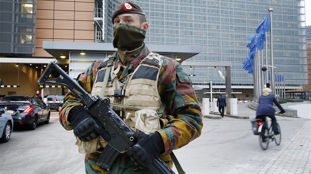 Bruselt policist hldkuj ped budovou Evropsk komise (24. listopadu 2015).