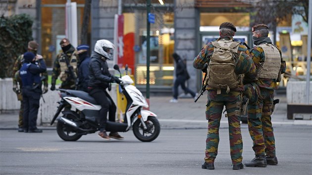 Belgit policist a vojci hldkuj v centru Bruselu, ve mst je stle vyhlen nejvy stupe pohotovosti (24. listopadu 2015).