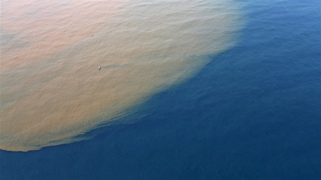 Toxické bahno znečistilo řeku Doce, doputovalo až do Atlantiku (25. listopadu 2015).