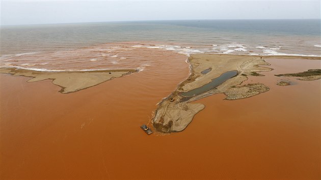 Toxické bahno znečistilo řeku Doce, doputovalo až do Atlantiku. Prohnalo se také několika vesnicemi (25. listopadu 2015).
