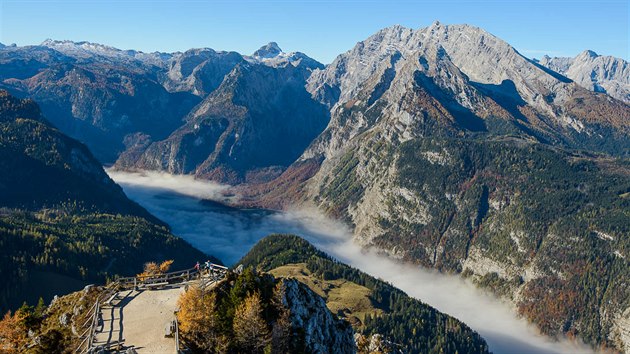 Berchtesgaden - pohled na dol Konigsee vyplnn rann mlhou