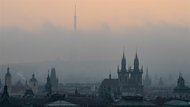 Z inverzní mlhy vykukuje jen špička žižkovského televizního vysílače, který je nejvyšší stavbou v Praze.