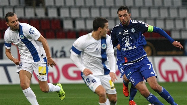 Michal Ordo (vpravo) z Olomouce v utkn s Libercem.