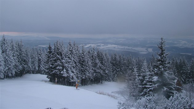Na Černé hoře už je bílo, zasněžovací tyč si mohla dát pohov i při minus 6 stupních (24. listopadu 2015).