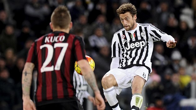 Claudio Marchisio z Juventusu Turn (elem) v souboji o m s Jurajem Kuckou z AC Miln