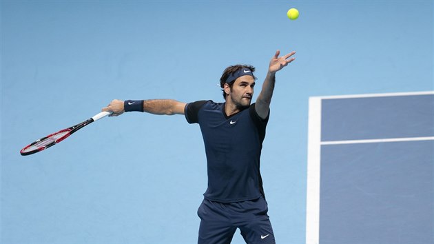 Roger Federer bhem semifinle Turnaje mistr, v nm vyzval Stana Wawrinku.