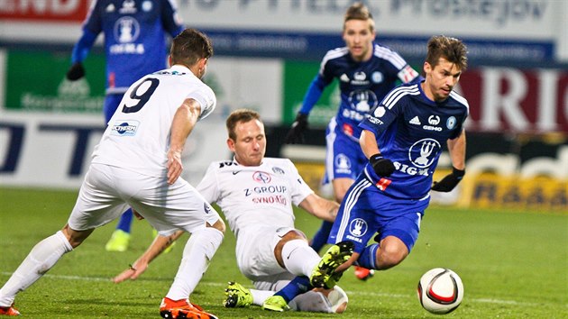 Olomouck Jan Navrtil (s mem) a Jaroslav Divi ze Slovcka (s slem 9) v ligovm utkn