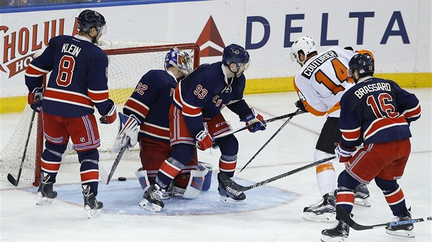 Sean Couturier z Philadelphie (s slem 14) skruje do st New Yorku Rangers.