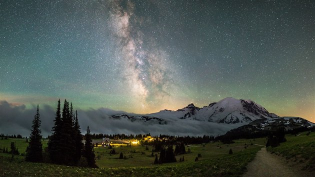 Mln drha nad nvtvnickm centrem Sunrise v Nrodnm parku Mount Rainier