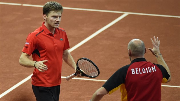 Belgick tm se raduje z prvnho bodu ve finle Davisova pohru proti Velk Britnii. V pti setech ho urval David Goffin (vlevo), jeho kouoval nehrajc kapitn Johan van Herck.