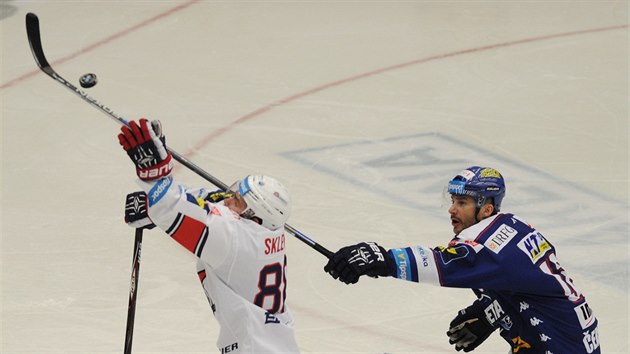 MÁM HO. Chomutovský Jakub Sklená a Leo ermák z Komety se svorn natahují po...