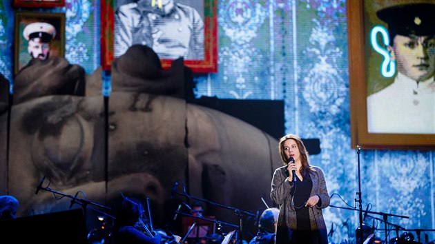 Aneta Langerov na generlce na vzpomnkov koncert Petr Hapka ije! v prask O2 aren (25. listopadu 2015)
