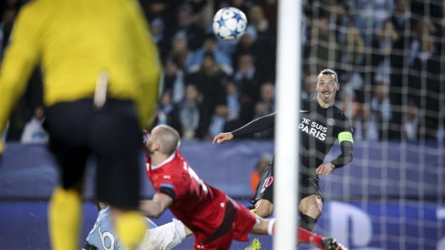 VELKÁ CHVÍLE. Zlatan Ibrahimovic, rodák z Malmö, dává gól na hiti Malmö.