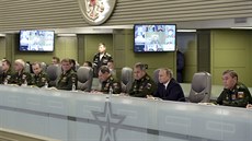 Ruský prezident Vladimir Putin na jednání obrany. Po jeho pravici sedí ministr...