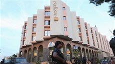Maliská policistka hlídá ped hotelem Radisson Blu, v nm islamisté zadrovali...
