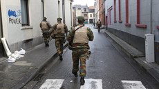Belgická vojenská hlídka prochází ulicemi bruselské čtvrti Molenbeek (22....