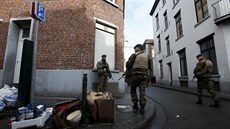 Belgická vojenská hlídka prochází ulicemi bruselské tvrti Molenbeek (22....