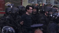 Policie odvádí vdce opoziní strany Sebeurení Albina Kurtiho (28. listopadu...