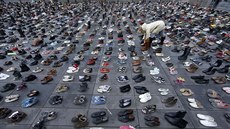 Páry bot nahradily demonstranty na paíském Place de la Republique, kde platí...