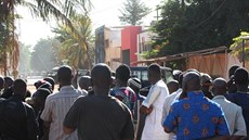 Lidé v maliské metropoli Bamaku sledují situaci poblí hotelu Radisson Blu, kde...