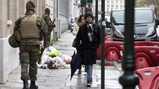 Belgičtí vojáci hlídkují v Bruselu u francouzské ambasády poté, co byl  ve...