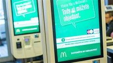 Samoobsluný kiosek v McDonalds je v podstat velký a snadno ovladatelný tablet.