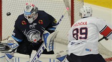 Chomutovský úto�ník Vladimír R��i�ka mlad�í p�ekonává libereckého branká�e...