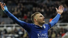 NEZASTAVITELNÝ STELEC. Jamie Vardy se raduje z desáté trefy v desátém utkání v...