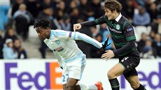 Michy Batshuayi (vlevo) se snaí uniknout svému stráci Etiennu Reijnenovi v...