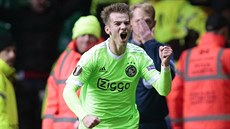 Radost Václava Černého, který v 88. minutě rozhodl gólem o výhře Ajaxu 2:1 nad...
